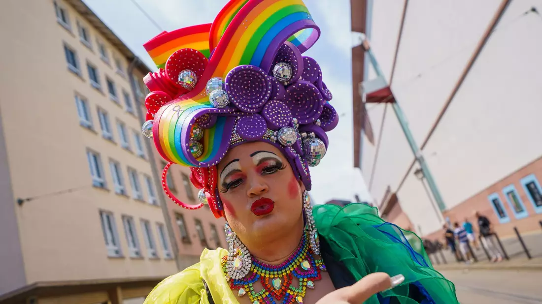 Am Christopher Street Day setzen die Demonstrierenden ein buntes Zeichen für Vielfalt und Toleranz. (Archivbild)  - Bild: Andreas Arnold/dpa
