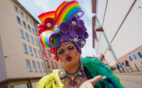 Am Christopher Street Day setzen die Demonstrierenden ein buntes Zeichen für Vielfalt und Toleranz. (Archivbild)  - Bild: Andreas Arnold/dpa