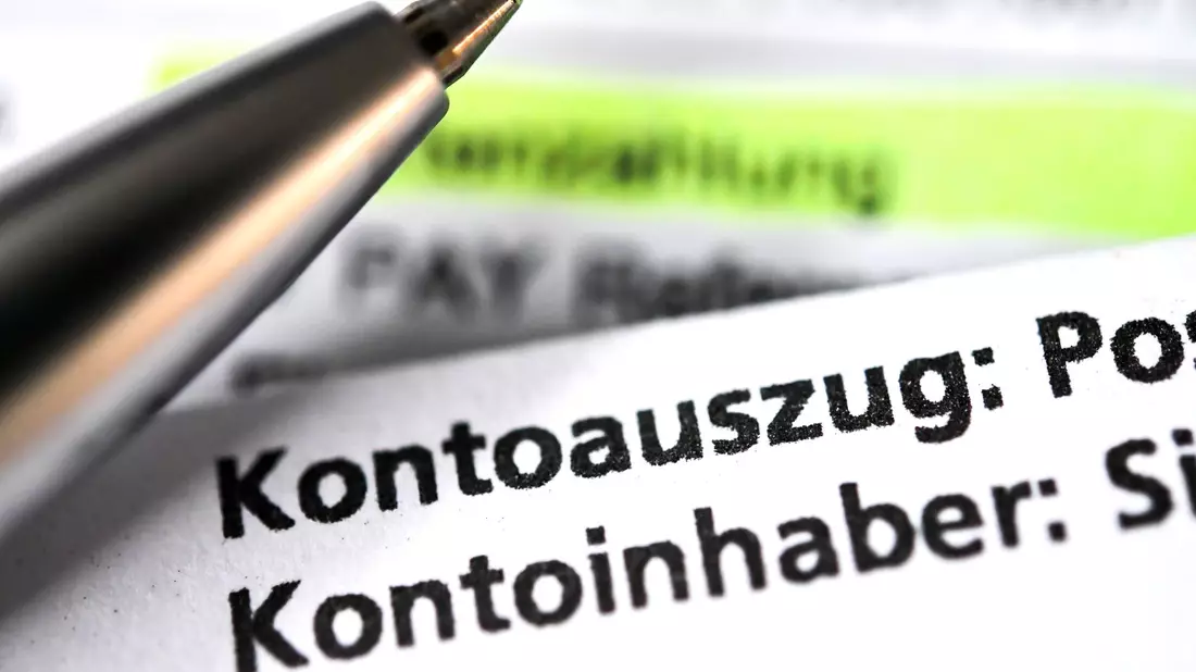 Besonders viel Gebühr müssen laut Verivox-Umfrage Sparkassen-Kunden zahlen. (Symbolbild) - Bild: Sina Schuldt/dpa
