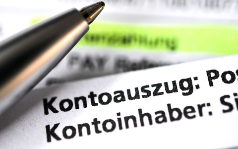 Besonders viel Gebühr müssen laut Verivox-Umfrage Sparkassen-Kunden zahlen. (Symbolbild) - Foto: Sina Schuldt/dpa