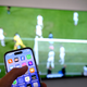 Nebenbei mal daddeln: Während das Fußballspiel läuft, schauen viele Zuschauer nebenbei aufs Handy. (Symbolbild) - Bild: Bernd Weißbrod/dpa