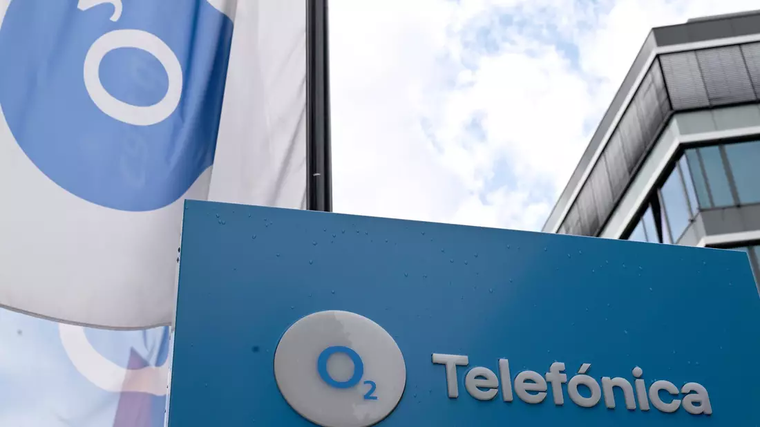 Das O2-Logo samt Fahnen ist vor dem Düsseldorfer Standort der Firma zu sehen - früher war in dem Gebäude die E-Plus-Zentrale, 2014 schluckte O2 den Wettbewerber. - Bild: Wolf von Dewitz/dpa