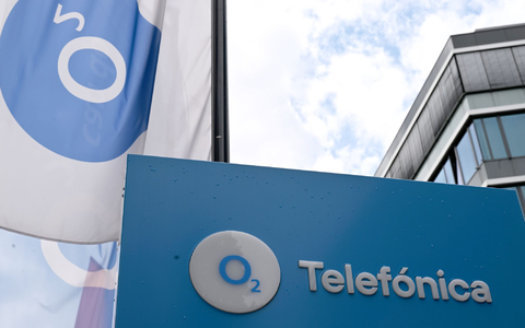 Das O2-Logo samt Fahnen ist vor dem Düsseldorfer Standort der Firma zu sehen - früher war in dem Gebäude die E-Plus-Zentrale, 2014 schluckte O2 den Wettbewerber. - Bild: Wolf von Dewitz/dpa