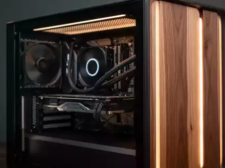 A sleek, modern PC case with integrated wooden panels and subtle internal lighting, highlighting a blend of technology and natural aesthetics. - Foto: ĂŒber boerse-global.de