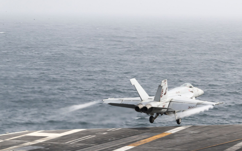 Das US-Militär wehrte nach eigenen Angaben iranische Raketen und Drohnen ab. (Symbolbild) - Bild: MCSN Dan Snow/Navy Office of Information/dpa
