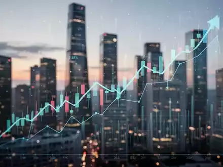 Eine aufwärts gerichtete Börsenkurve mit Finanzdatenpunkten vor einem unscharfen modernen Finanzviertel bei Dämmerung. - Foto: über boerse-global.de
