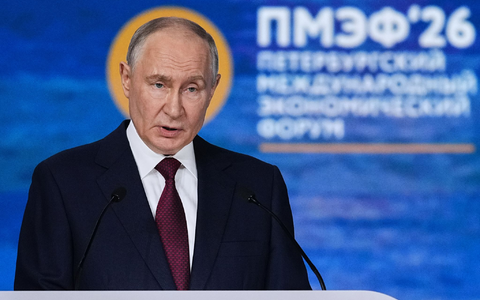 Kremlchef Wladimir Putin lehnte beim Wirtschaftsforum das Angebot des ukrainischen Präsidenten Wolodymyr Selenskyj zu einem Treffen für direkte Friedensgespräche ab. - Bild: Dmitri Lovetsky/AP/dpa