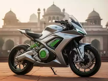 Eine moderne Flex-Fuel-Motorrad vor verschwommener, historischer Architektur Neu-Delhis, beleuchtet von warmem Sonnenlicht. - Foto: über boerse-global.de