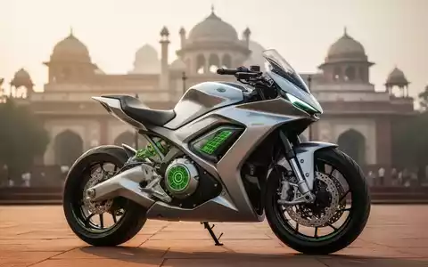 Eine moderne Flex-Fuel-Motorrad vor verschwommener, historischer Architektur Neu-Delhis, beleuchtet von warmem Sonnenlicht. - Foto: über boerse-global.de