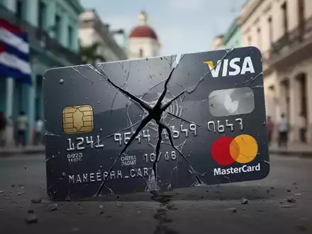 A cracked Visa or Mastercard credit card, symbolizing financial disruption, set against a blurred background of a Cuban street. - Foto: über boerse-global.de