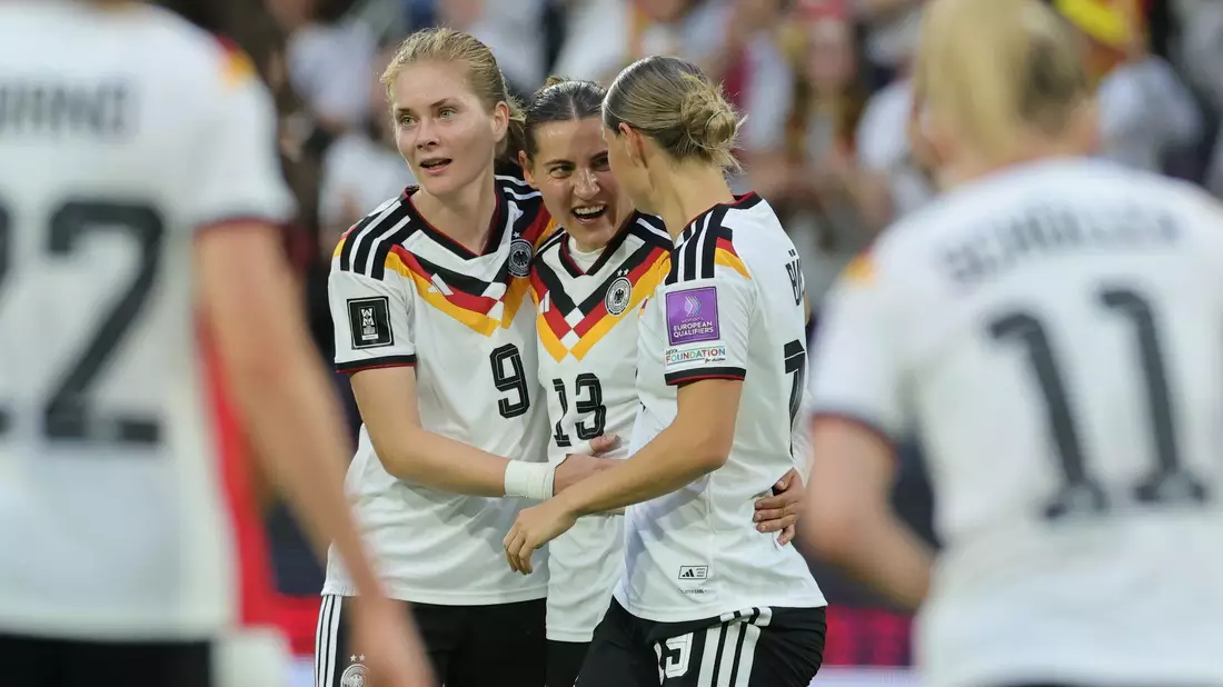 Drei Tickets nach Brasilien, bitte: Sjoeke Nüsken (l), Carlotta Wamser (M) und Klara Bühl. - Bild: Rolf Vennenbernd/dpa