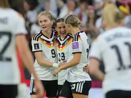 Drei Tickets nach Brasilien, bitte: Sjoeke Nüsken (l), Carlotta Wamser (M) und Klara Bühl. - Foto: Rolf Vennenbernd/dpa
