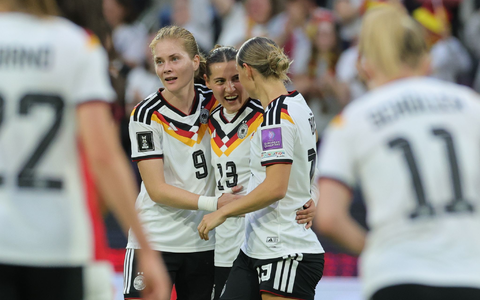 Drei Tickets nach Brasilien, bitte: Sjoeke Nüsken (l), Carlotta Wamser (M) und Klara Bühl. - Bild: Rolf Vennenbernd/dpa