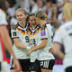 Drei Tickets nach Brasilien, bitte: Sjoeke Nüsken (l), Carlotta Wamser (M) und Klara Bühl. - Bild: Rolf Vennenbernd/dpa