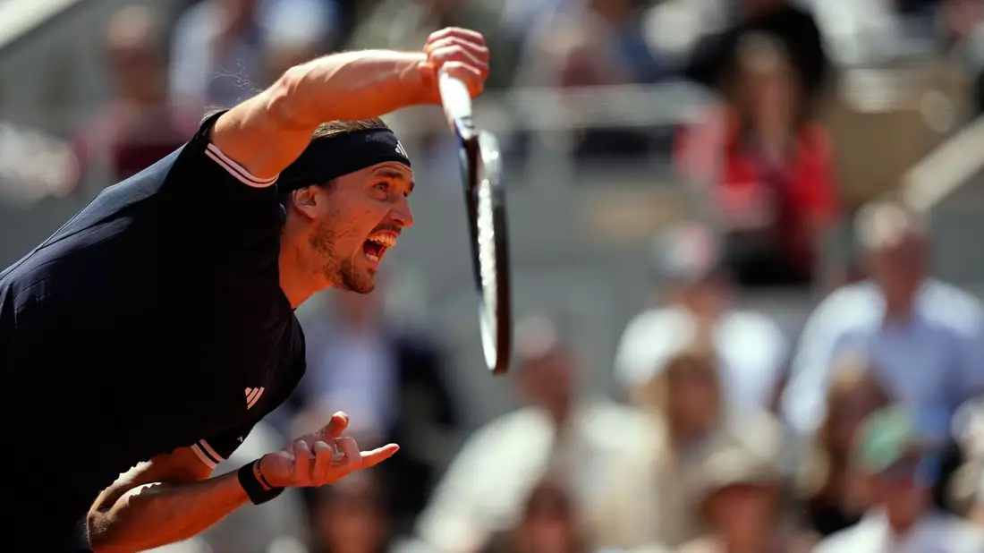Alexander Zverev beim Aufschlag. - Bild: Christophe Ena/AP/dpa