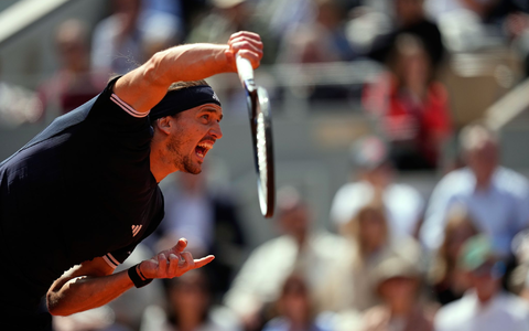 Alexander Zverev beim Aufschlag. - Foto: Christophe Ena/AP/dpa