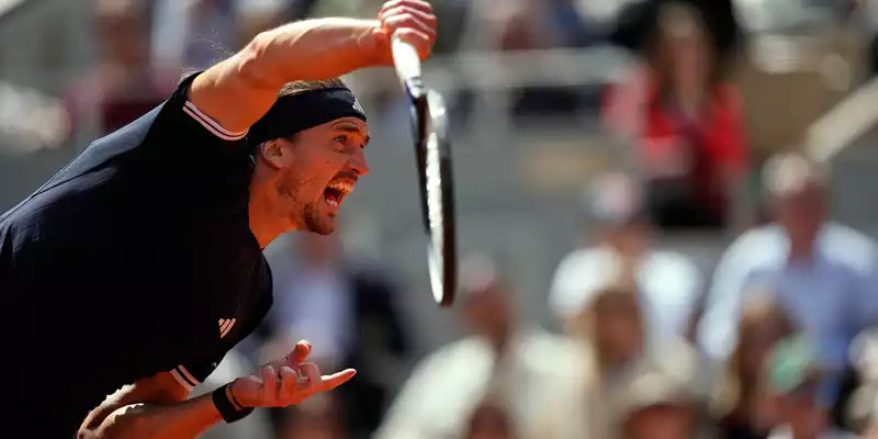 Alexander Zverev beim Aufschlag. - Foto: Christophe Ena/AP/dpa