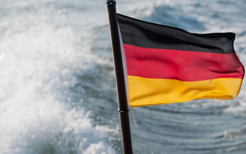 Nur ein Teil der Deutschen Handelsflotte unter deutscher Flagge unterwegs. (Symbolbild) - Bild: Stefan Sauer/dpa-Zentralbild/dpa
