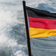 Nur ein Teil der Deutschen Handelsflotte unter deutscher Flagge unterwegs. (Symbolbild) - Bild: Stefan Sauer/dpa-Zentralbild/dpa