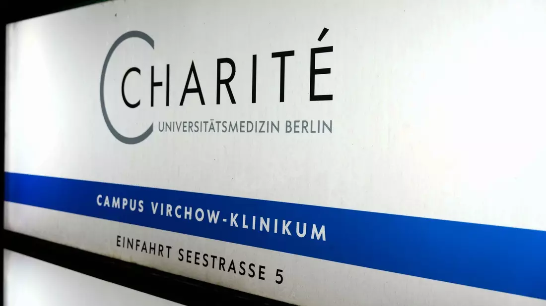 Auf dem Campus Virchow Klinikum der Berliner Charité befindet sich eine Sonderisolierstation zur Behandlung von Patienten mit gefährlichen Infektionskrankheiten. (Archivbild)  - Bild: Sven Kaeuler/dpa