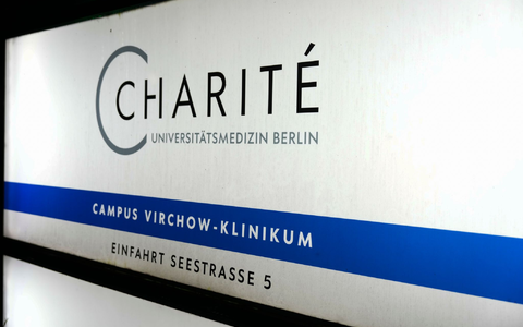 Auf dem Campus Virchow Klinikum der Berliner Charité befindet sich eine Sonderisolierstation zur Behandlung von Patienten mit gefährlichen Infektionskrankheiten. (Archivbild) - Foto: Sven Kaeuler/dpa