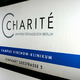 Auf dem Campus Virchow Klinikum der Berliner Charité befindet sich eine Sonderisolierstation zur Behandlung von Patienten mit gefährlichen Infektionskrankheiten. (Archivbild)  - Bild: Sven Kaeuler/dpa