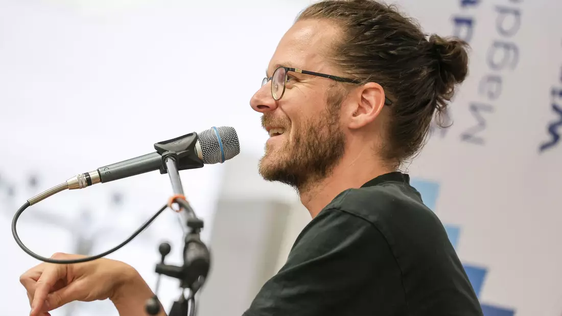 Buchautor Arne Semsrott las zweimal in Magdeburg. Sowohl das Kulturzentrum Moritzhof als auch die Zentralbibliothek waren ausverkauft. - Bild: Peter Gercke/dpa