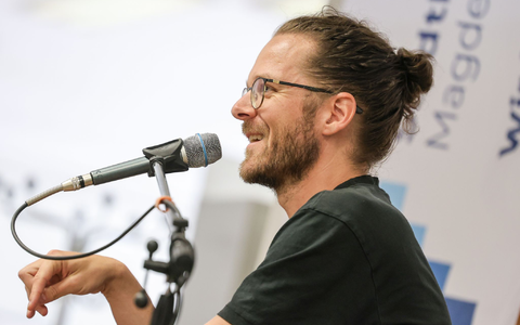 Buchautor Arne Semsrott las zweimal in Magdeburg. Sowohl das Kulturzentrum Moritzhof als auch die Zentralbibliothek waren ausverkauft. - Bild: Peter Gercke/dpa