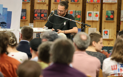 Zwei ausverkaufte Lesungen absolvierte Arne Semsrott in Magdeburg. - Bild: Peter Gercke/dpa