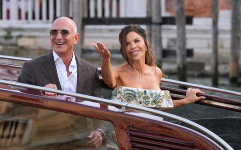 Vor einem Jahr heirateten Amazon-Milliardär Jeff Bezos und Laura Sánchez in Venedig. (Archivbild) - Bild: Luca Bruno/AP/dpa