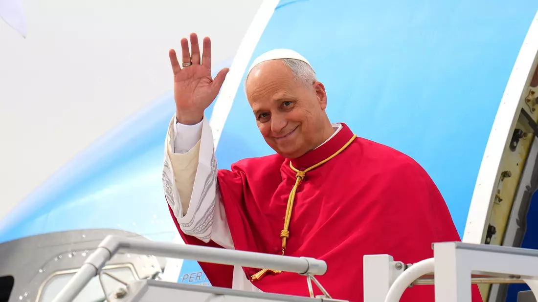 Papst Leo XIV. grüßt bei seiner Ankunft in Spanien. - Bild: Manu Fernandez/AP/dpa