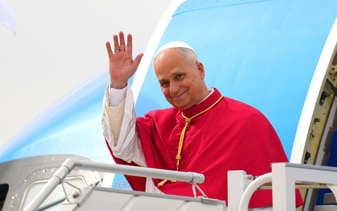 Papst Leo XIV. grüßt bei seiner Ankunft in Spanien. - Bild: Manu Fernandez/AP/dpa