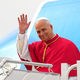 Papst Leo XIV. grüßt bei seiner Ankunft in Spanien. - Bild: Manu Fernandez/AP/dpa