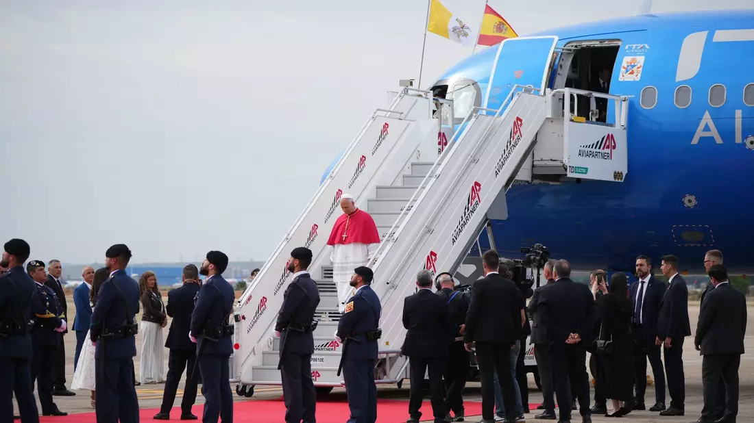 Auf dem Flughafen von Madrid wurde Leo XIV. von Spaniens König Felipe VI., dessen Frau Königin Letizia, und Regierungschef Pedro Sánchez begrüßt. - Bild: Alessandra Tarantino/AP/dpa