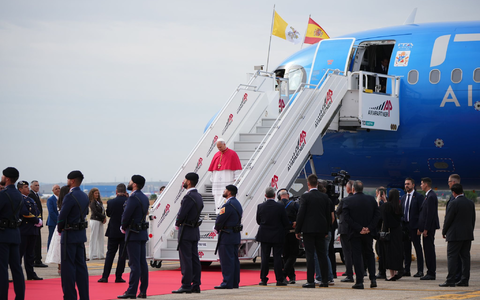 Auf dem Flughafen von Madrid wurde Leo XIV. von Spaniens König Felipe VI., dessen Frau Königin Letizia, und Regierungschef Pedro Sánchez begrüßt. - Bild: Alessandra Tarantino/AP/dpa