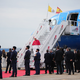 Auf dem Flughafen von Madrid wurde Leo XIV. von Spaniens König Felipe VI., dessen Frau Königin Letizia, und Regierungschef Pedro Sánchez begrüßt. - Bild: Alessandra Tarantino/AP/dpa