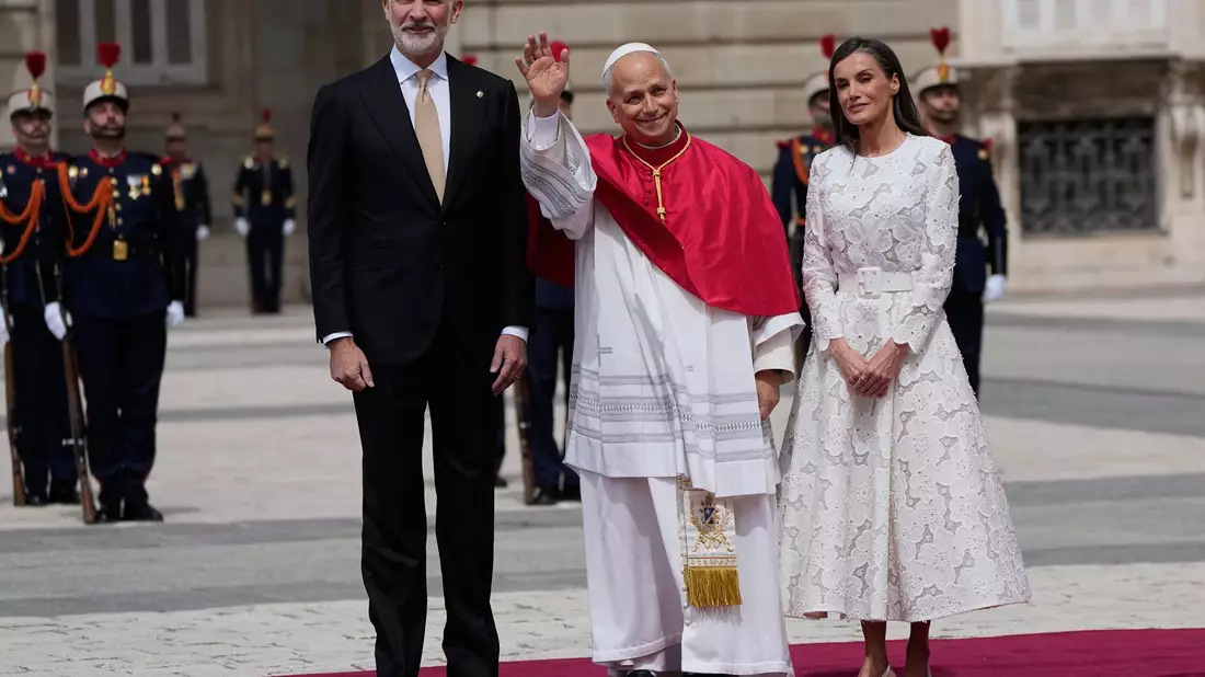 Das spanische Königspaar empfing Papst Leo XIV. anschließend im Königspalast in der Hauptstadt Madrid. - Bild: Alessandra Tarantino/AP/dpa
