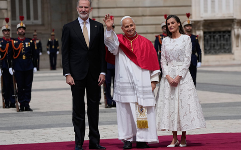 Das spanische Königspaar empfing Papst Leo XIV. anschließend im Königspalast in der Hauptstadt Madrid. - Bild: Alessandra Tarantino/AP/dpa