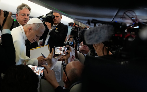 Papst Leo XIV. spricht während des Flugs nach Spanien mit mitreisenden Journalisten.  - Bild: Alessandra Tarantino/Pool AP/AP/dpa