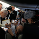 Papst Leo XIV. spricht während des Flugs nach Spanien mit mitreisenden Journalisten.  - Bild: Alessandra Tarantino/Pool AP/AP/dpa