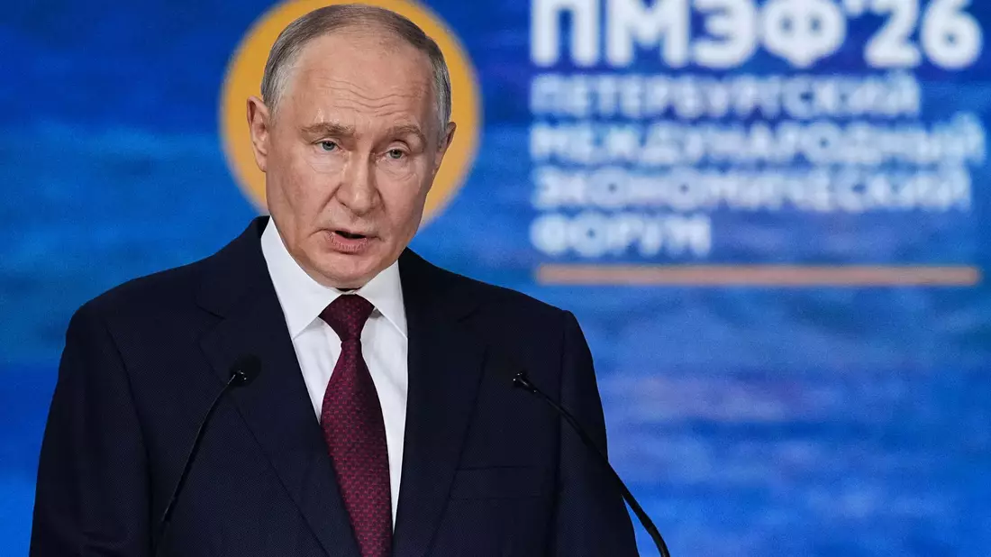Kremlchef Wladimir Putin lehnte beim Wirtschaftsforum das Angebot des ukrainischen Präsidenten Wolodymyr Selenskyj zu einem Treffen für direkte Friedensgespräche ab. - Bild: Dmitri Lovetsky/AP/dpa