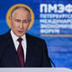 Kremlchef Wladimir Putin lehnte beim Wirtschaftsforum das Angebot des ukrainischen Präsidenten Wolodymyr Selenskyj zu einem Treffen für direkte Friedensgespräche ab. - Bild: Dmitri Lovetsky/AP/dpa