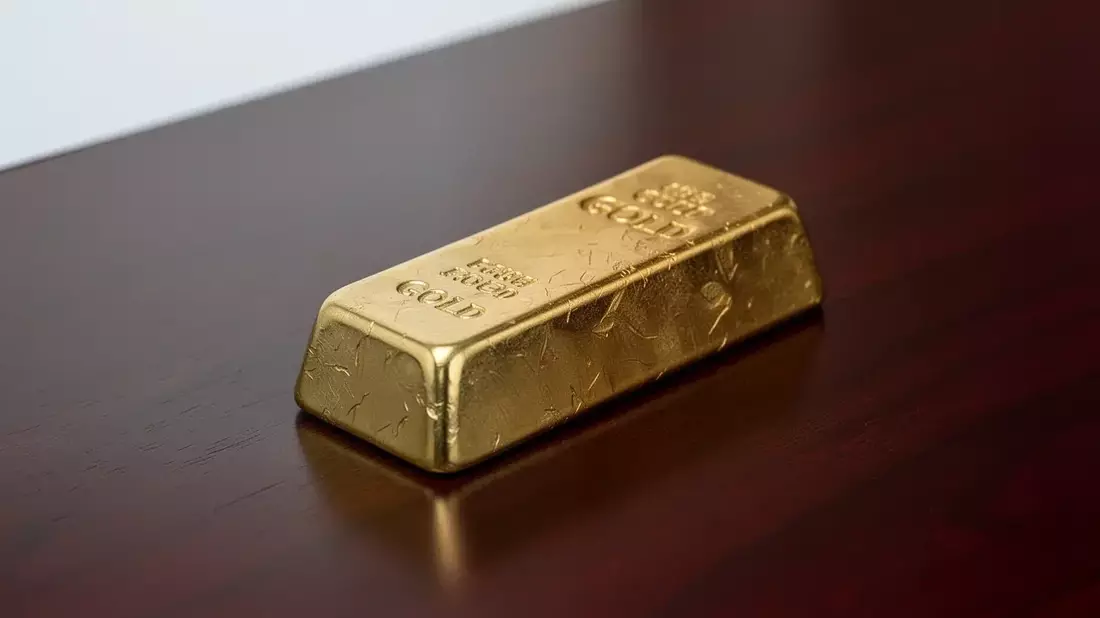 Gold Price Plunges 7% in May as Rising US Rate Expectations Override Safe-Haven Demand