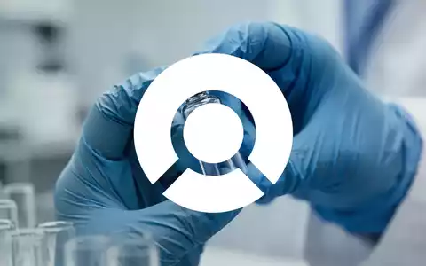 Hände eines Wissenschaftlers in blauen Handschuhen, die in einem Labor vorsichtig ein Medikamentenfläschchen halten. - Foto: über boerse-global.de