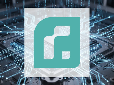 Nahaufnahme eines Quantencomputerprozessors mit leuchtend blauen Schaltkreisen in einer futuristischen Laborumgebung. - Foto: über boerse-global.de