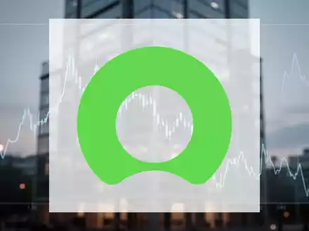 Ein fallender Aktienkurs-Graph überlagert ein unscharfes modernes Bürogebäude bei Dämmerung, das einen Rückgang symbolisiert. - Foto: über boerse-global.de