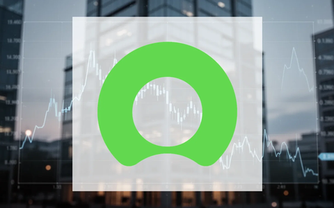 Ein fallender Aktienkurs-Graph überlagert ein unscharfes modernes Bürogebäude bei Dämmerung, das einen Rückgang symbolisiert. - Foto: über boerse-global.de