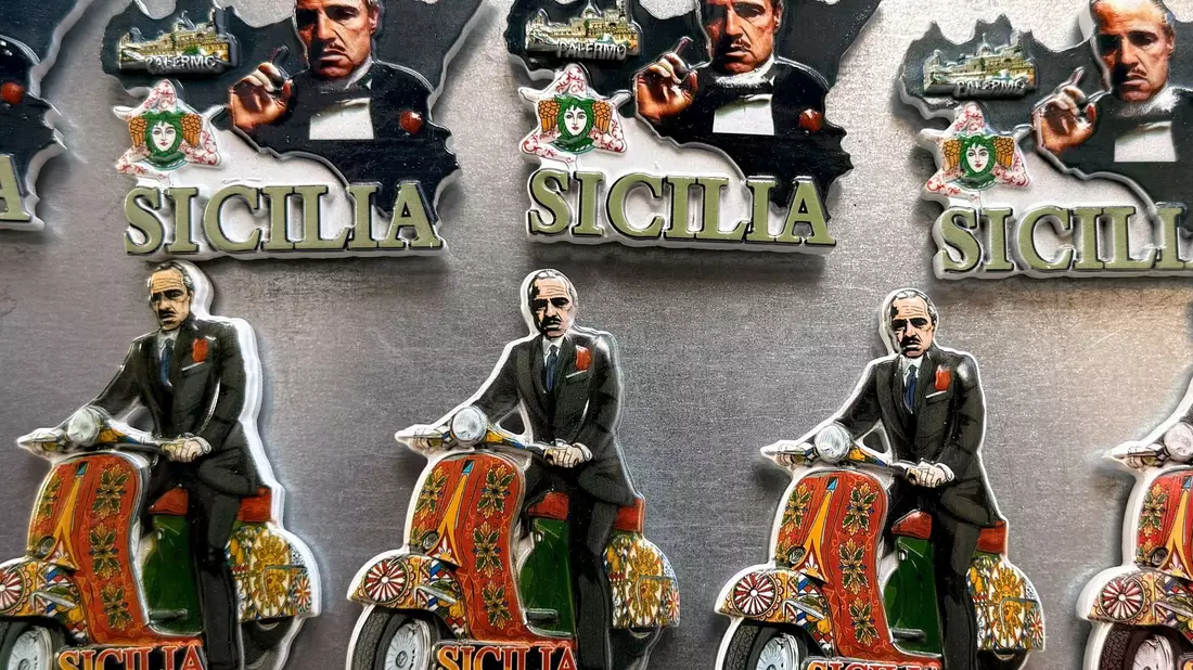 Mafia-Souvenirs sind in Palermo überall zu kaufen. (Archivbild) - Bild: Christoph Sator/dpa