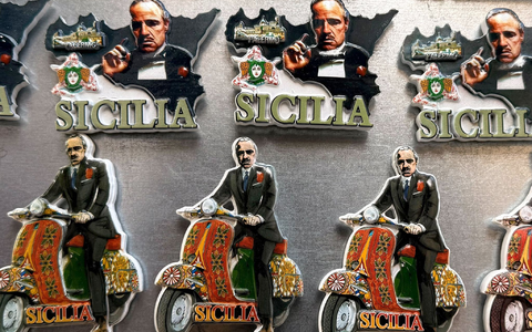 Mafia-Souvenirs sind in Palermo überall zu kaufen. (Archivbild) - Bild: Christoph Sator/dpa