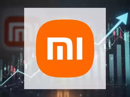 Eine stilisiert leuchtende digitale Darstellung des Hongkong-Dollar-Symbols mit Finanzdiagrammen und Pfeilen, Hintergrund Xiaomi-Logo. - Foto: über boerse-global.de